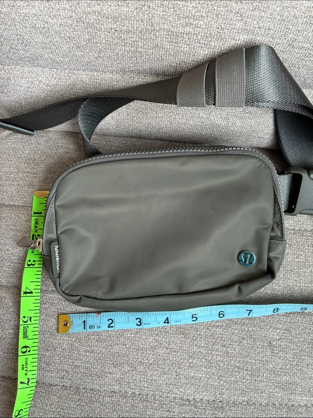 Lululemon 1L Everywhere Belt Bag (Olive or Gray) - Picture 11 of 12